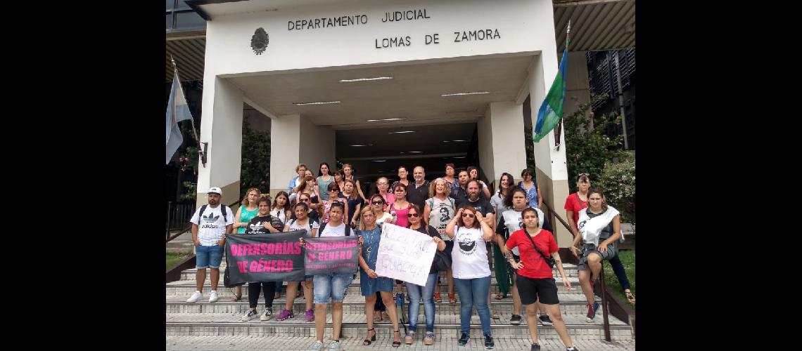 Agrupaciones feministas y de trabajadores acompantildearon a la docente de Monte Grande 