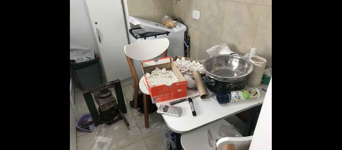 La Policiacutea Bonaerense encontroacute una cocina de cocaiacutena que los delincuentes teniacutean en una vivienda