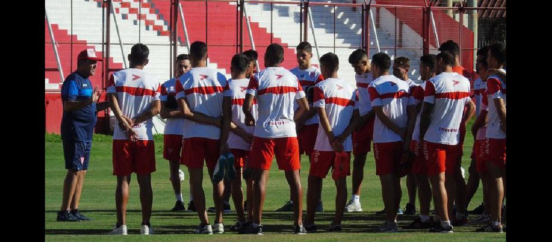 Aniacutebal Biggeri dialoga con los jugadores antes de iniciar la praacutectica en el Gallardoacuten