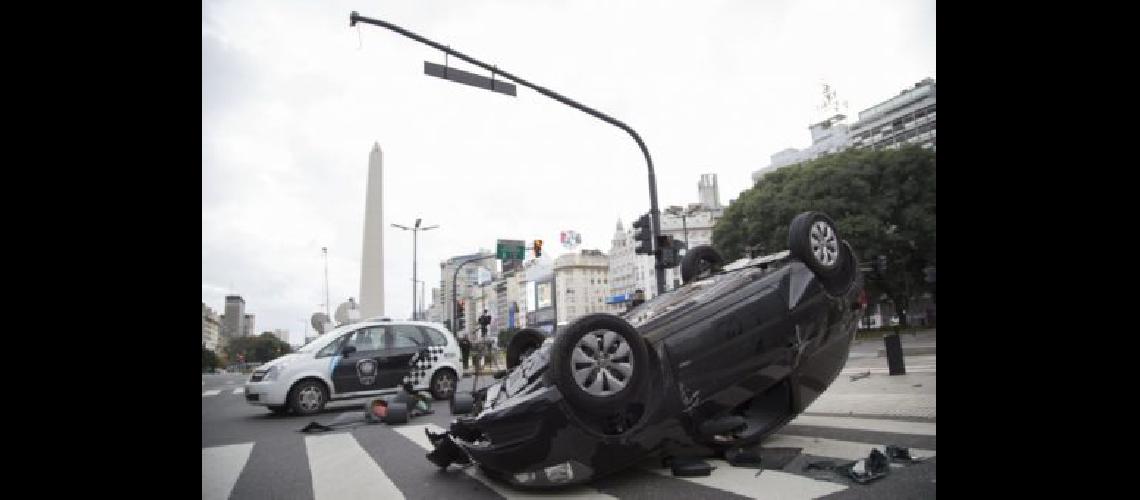 Cinco peatones mueren atropellados por diacutea en la Argentina