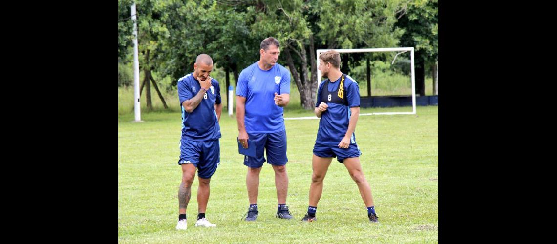 Aldrico con dos referentes del plantel durante el entrenamiento