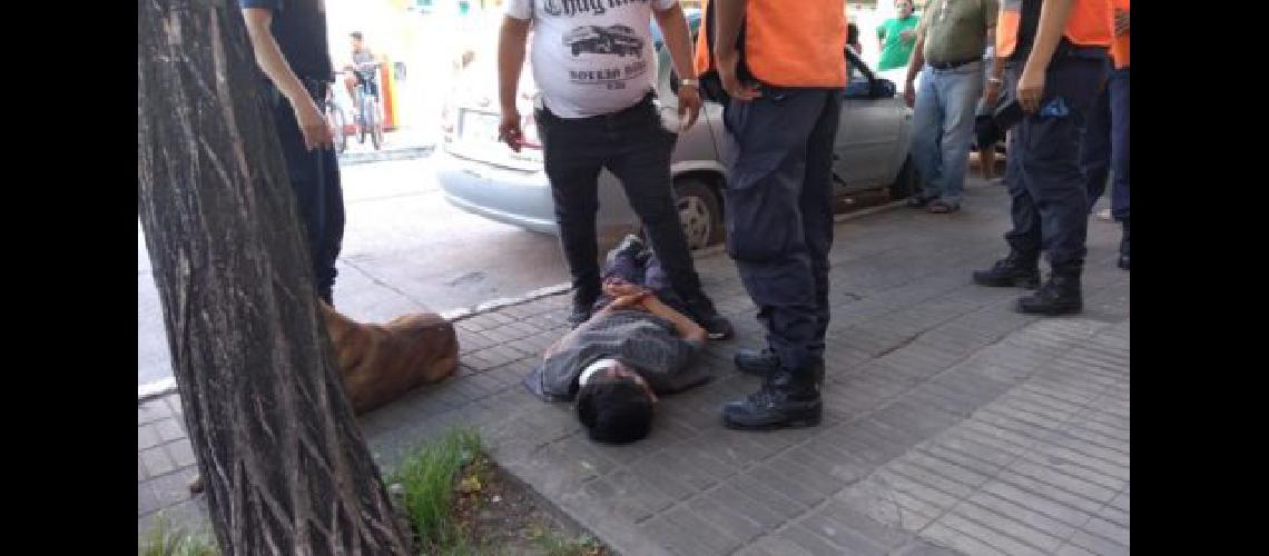 Un policiacutea de civil logroacute atrapar al joven que ya estaacute detenido 