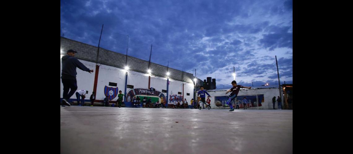 EL CLUB LA PANDILLA DE FIORITO FUE UNO DE LOS QUE YA SE BENEFICIOacute CON el PROGRAMA DE RECONVERSIOacuteN LUMIacuteNICA para los clubes DE BARRIO