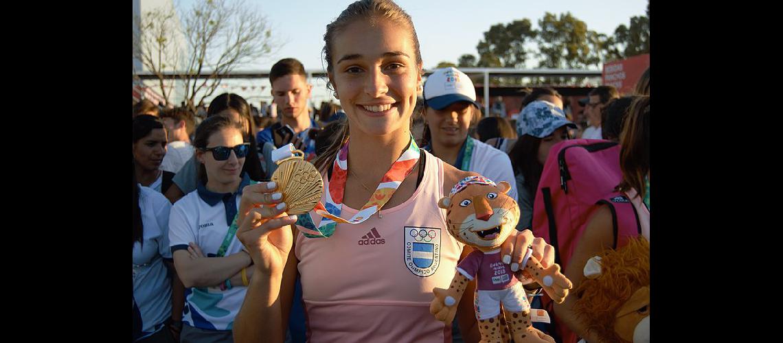 Celina con su medalla tras brillar en Buenos Aires 2018