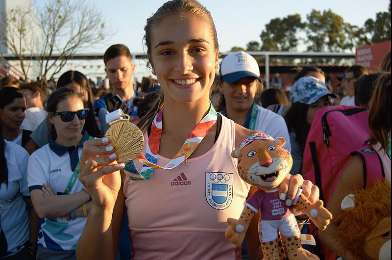 Celina con su medalla tras brillar en Buenos Aires 2018