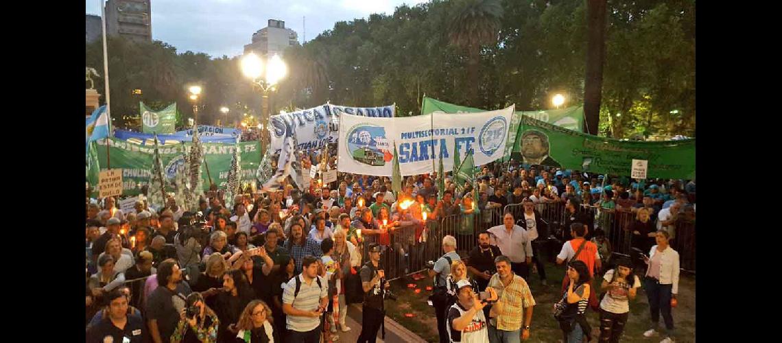 En Rosario se realizoacute la la Marcha de las Antorchas contra los aumentos