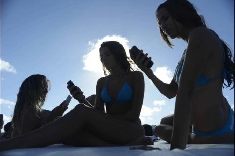 Adictos al celular- la mitad de los adolescentes pasa 12 horas al diacutea con el celular en la mano