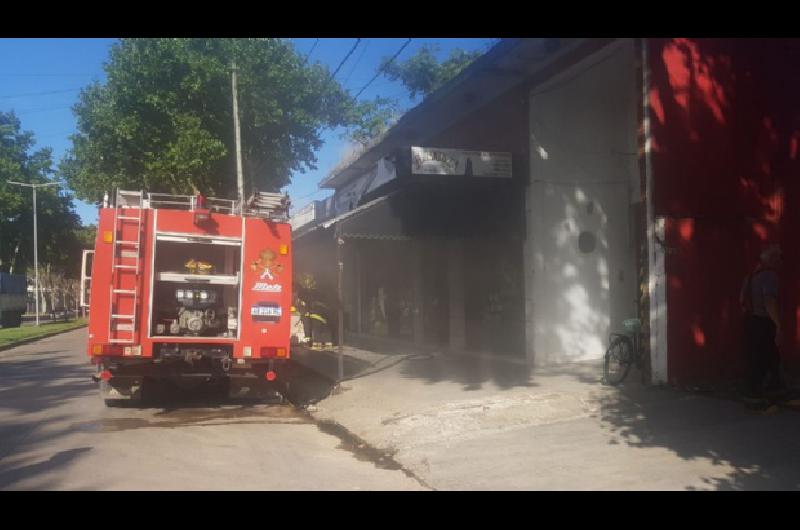 Gran incendio en una pizzeriacutea de San Vicente