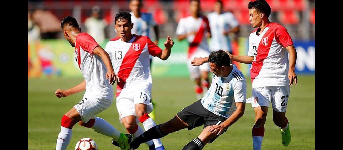 Argentina doblegoacute a Peruacute en el descuento y ahora va por el Mundial