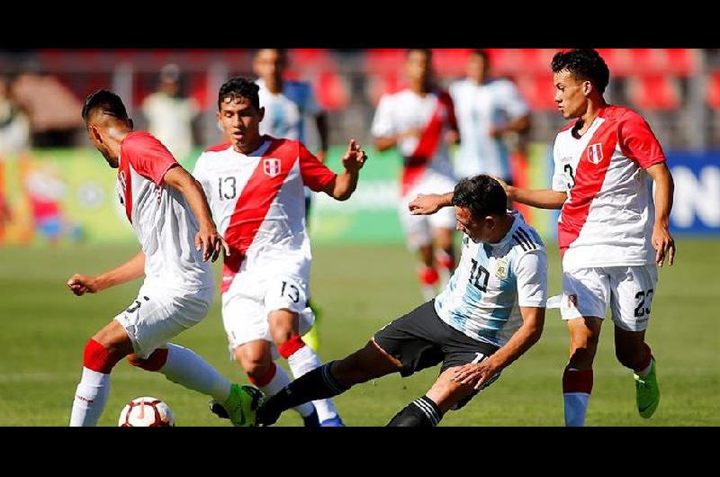 Argentina doblegoacute a Peruacute en el descuento y ahora va por el Mundial