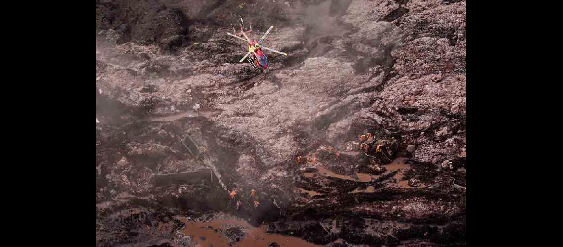 Un helicoacuteptero de bomberos sobrevuela el desastre