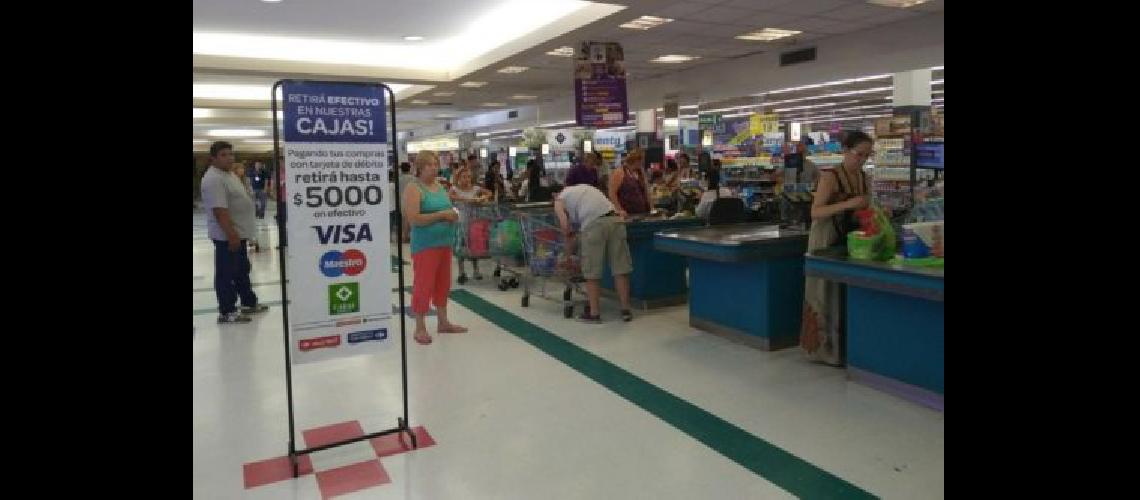 Crecieron las compras con tarjeta de creacutedito en los supermercados