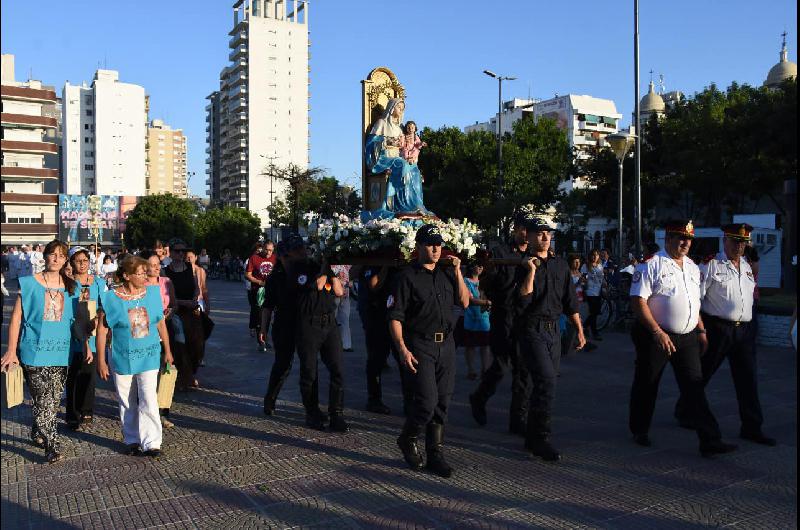 Cientos de vecinos seguidores de la virgen participaron de la celebracioacuten 