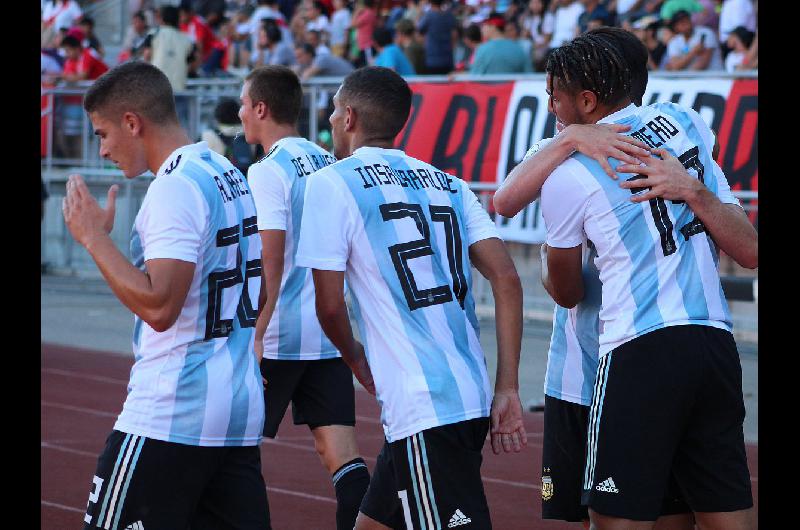 Argentina precisa un triunfo para no complicarse entre los primeros cuatro