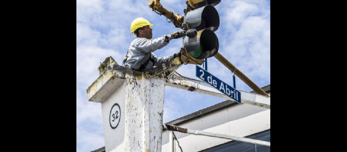 Instalan semaacuteforos inteligentes en las avenidas principales de Almirante Brown
