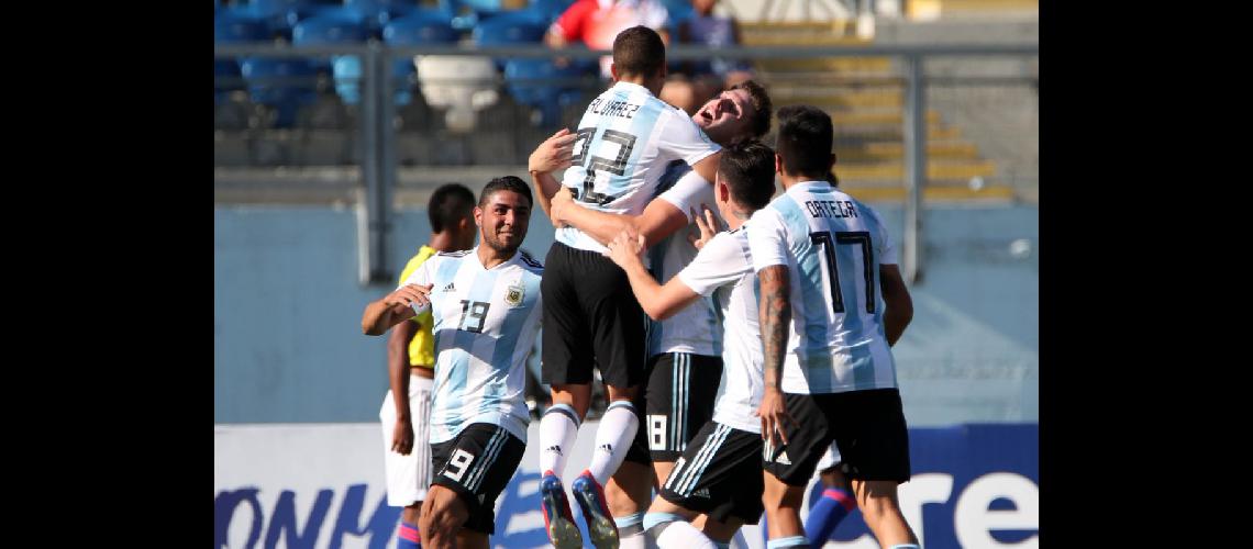 Juliaacuten Aacutelvarez metioacute un golazo de tiro libre para el triunfo argentino