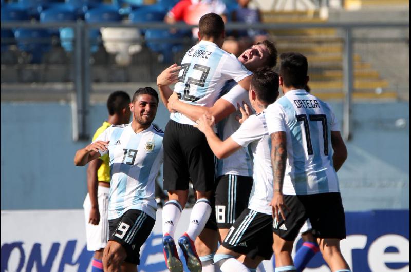 Juliaacuten Aacutelvarez metioacute un golazo de tiro libre para el triunfo argentino