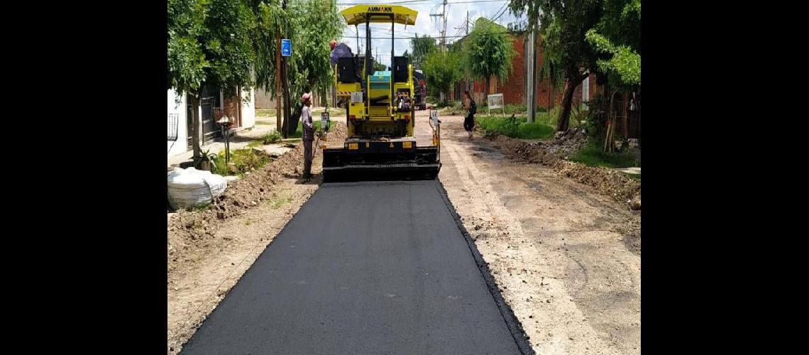 los trabajadores realizan nuevos asfaltos 