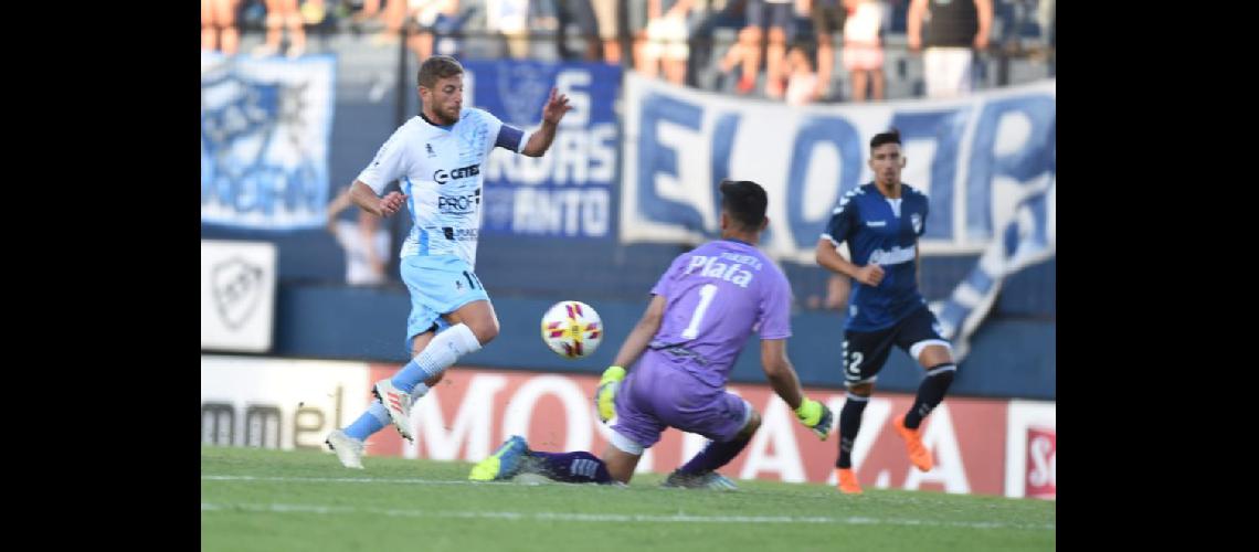 Di Lorenzo que hizo el gol del Celeste define sin suerte ante el uno local