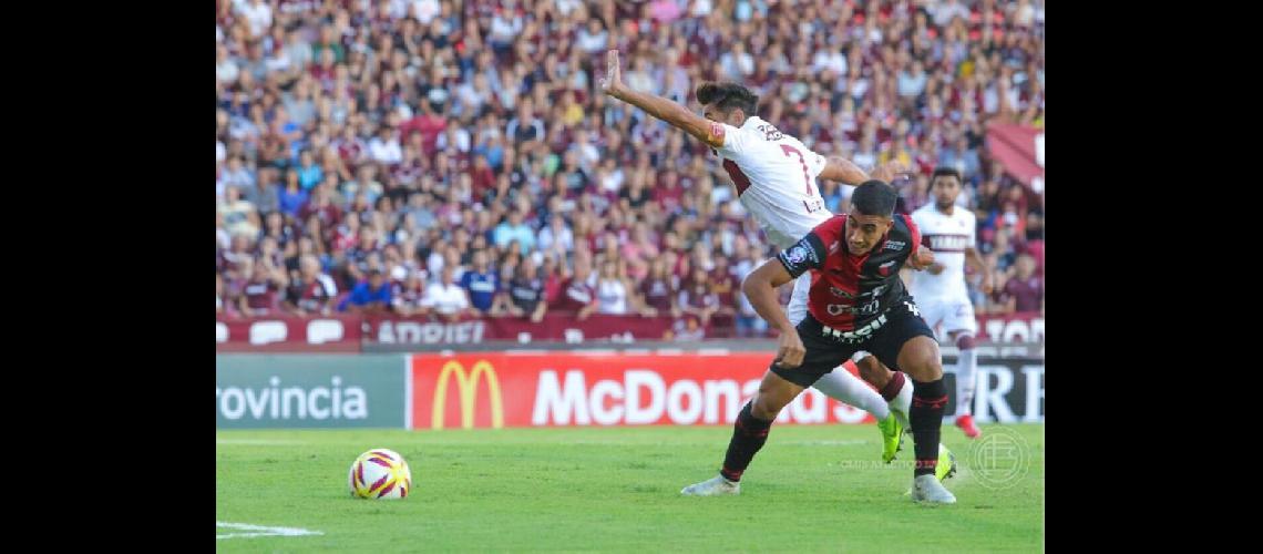 Lautaro Acosta intenta sortear la marca de un adversario