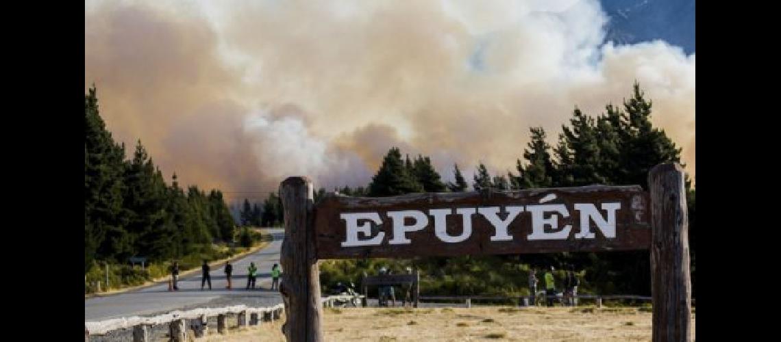 El incendio en Epuyeacuten estaacute fuera de control y ya afecta a maacutes de 1550 hectaacutereas