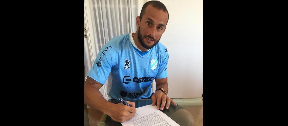 El uruguayo con la camiseta del Celeste al momento de firmar su contrato