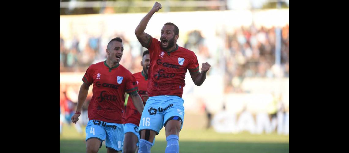 En su primer paso por el club anotoacute siete goles en 15 partidos