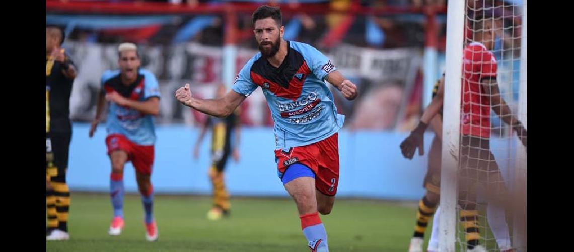 Ignacio Bogino festeja su gol el que le daba la ventaja parcial a Brown de Adrogueacute