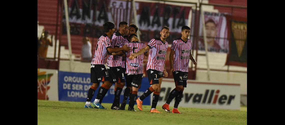 Briacutetez Ojeda abrazado por sus compantildeeros festeja su golazo