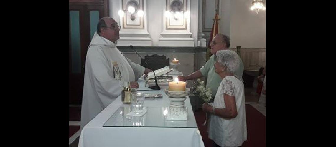Participaron en la misa llevando las ofrendas