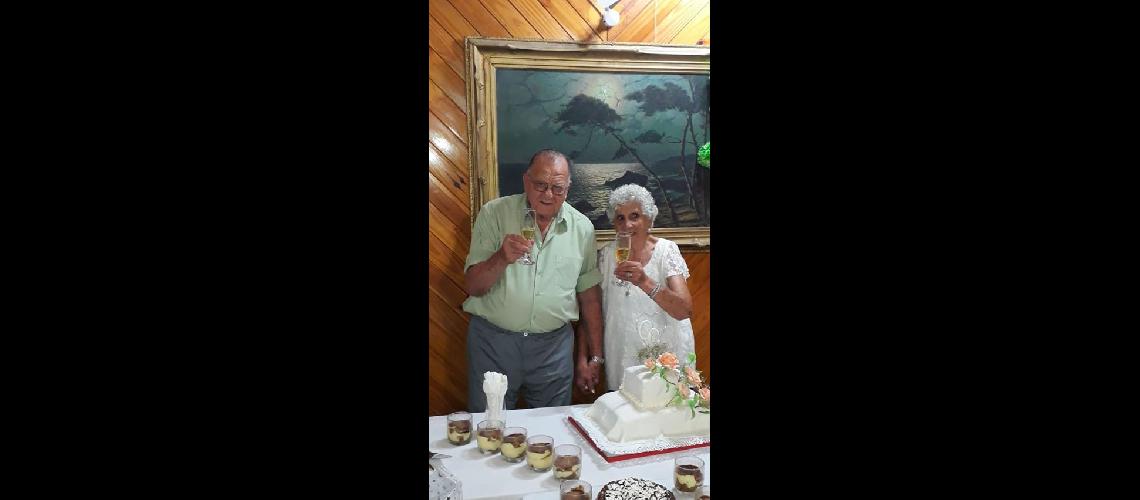 Luego familia y amigos compartieron una agradable reunioacuten llena de aneacutecdotas muacutesica y baile