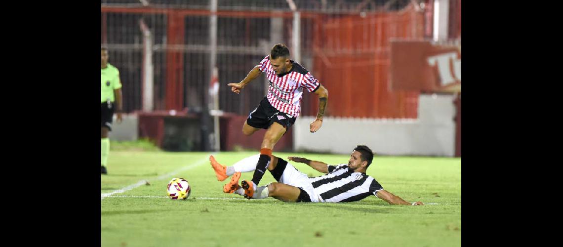 El delantero le apunta a Villa Daacutelmine