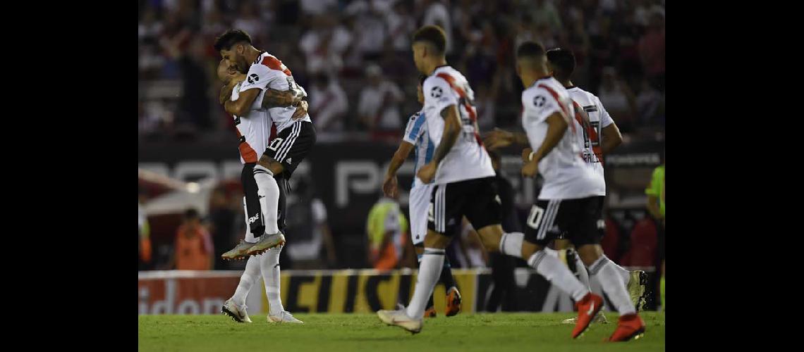 Javier Pinola abraza a Milton Casco partiacutecipe del segundo gol Millonario 