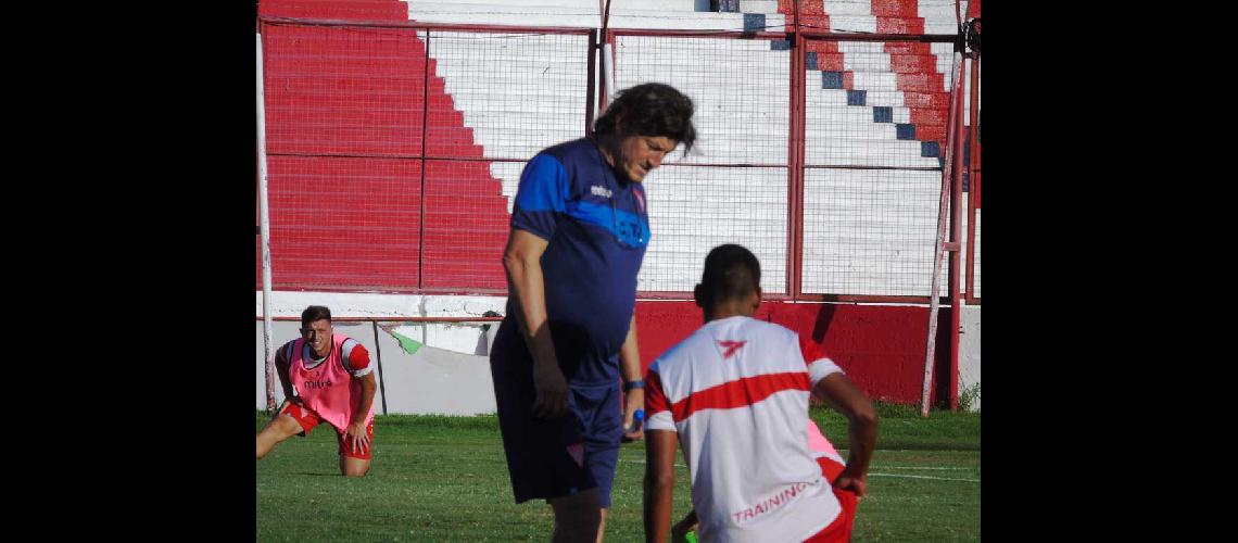 El nuevo entrenador dispuso de una praacutectica de fuacutetbol de 40 minutos en el estadio (Prensa Los Andes)