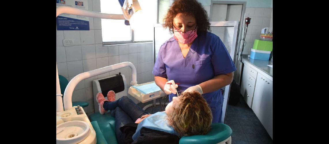 En el equipo trabaja un odontoacutelogo un asistente dental un administrativo y personal de seguridad