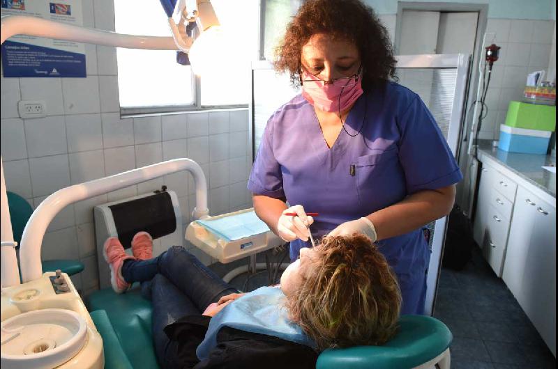 En el equipo trabaja un odontoacutelogo un asistente dental un administrativo y personal de seguridad