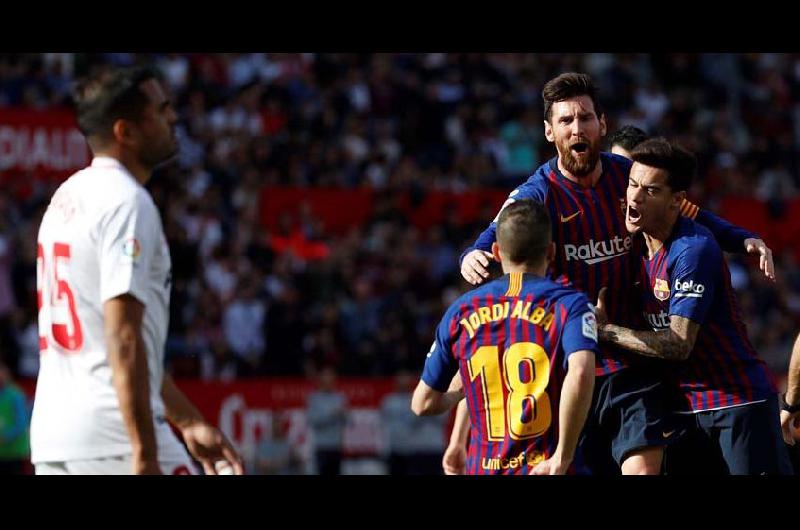 Messi brilloacute con tres goles ante Sevilla y lo sufre Mercado que anotoacute uno para el local
