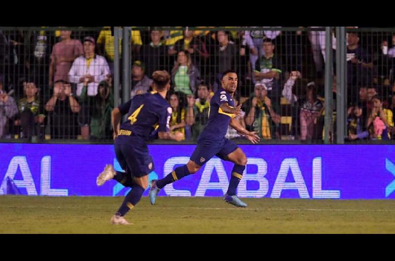 Carlos Tevez festeja su gol el que le dio la victoria a Boca en cancha de Defensa y Justicia