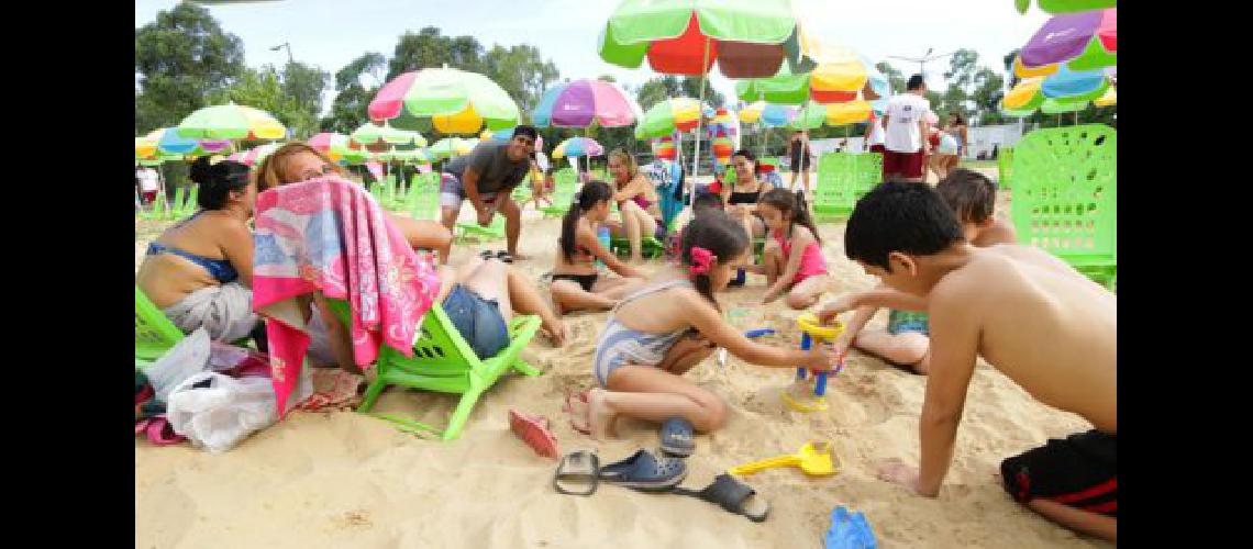 Maacutes de 80 mil vecinos participaron de la segunda edicioacuten Lanuacutes Playa