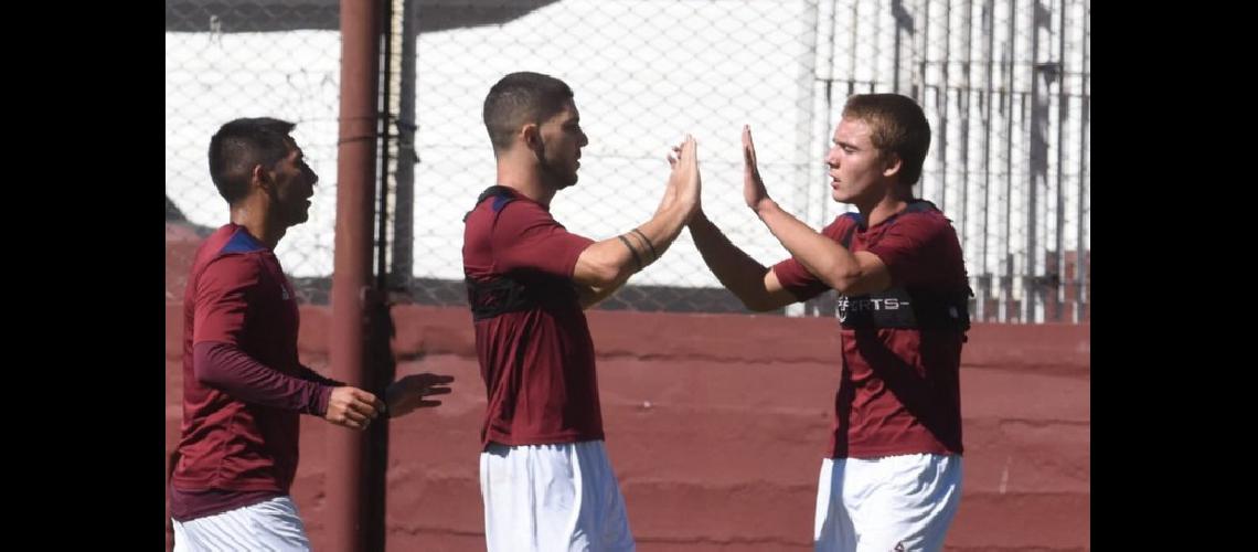 De la Vega es felicitado tras su gol en el amistoso frente a Defensores de Belgrano