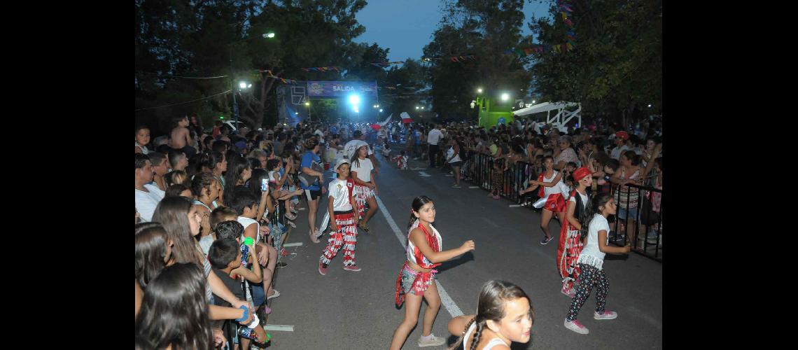 Con maacutes de 30 murgas y comparsas Lomas celebra hoy el Carnaval