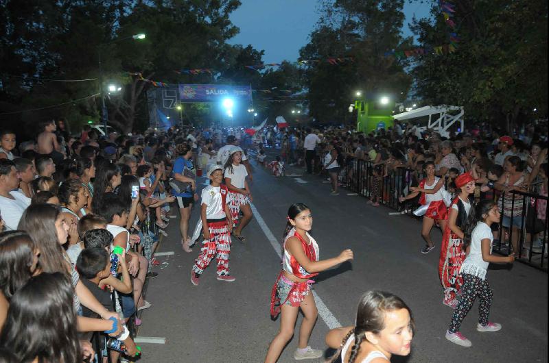 Con maacutes de 30 murgas y comparsas Lomas celebra hoy el Carnaval