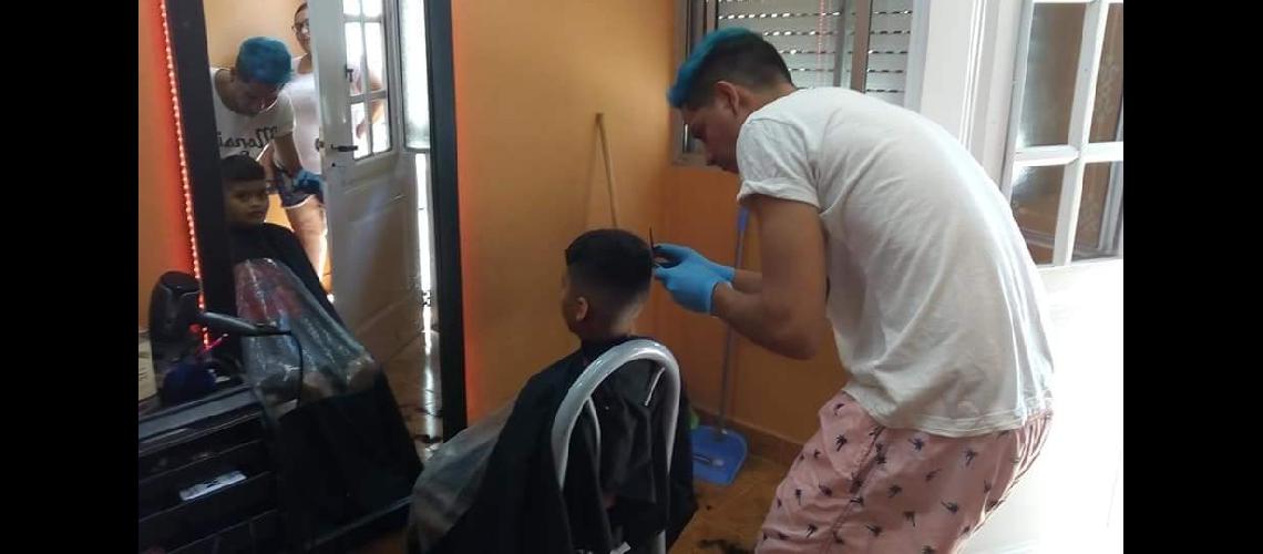 Solidario- le cortoacute el pelo gratis a chicos en Llavallol
