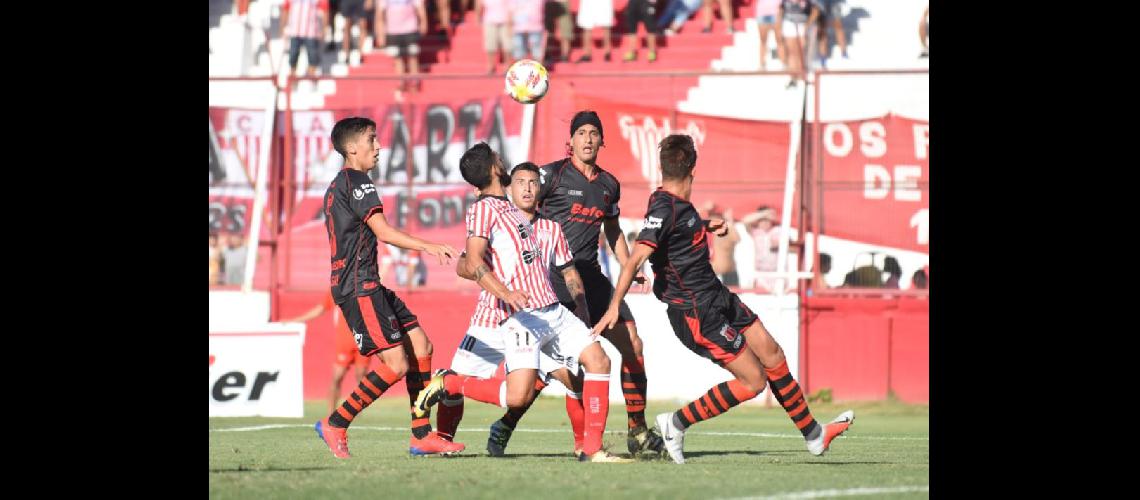 El Dragoacuten estuvo firme en las alturas y sufrioacute poco con los centros