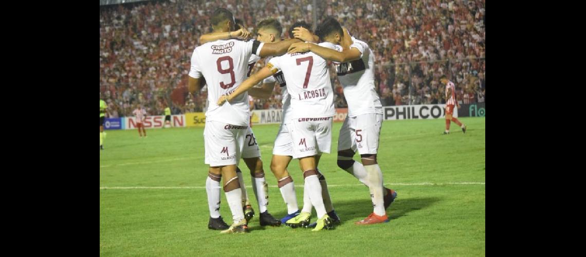 En Tucumaacuten Lanuacutes logroacute tres unidades valiosas para seguir en ascenso