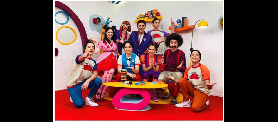 Lila la conductora del monorriel recibe un regalo especial