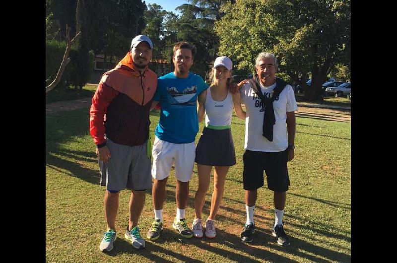 La tenista del Lomas Athletic junto a sus entrenadores y el preparador fiacutesico