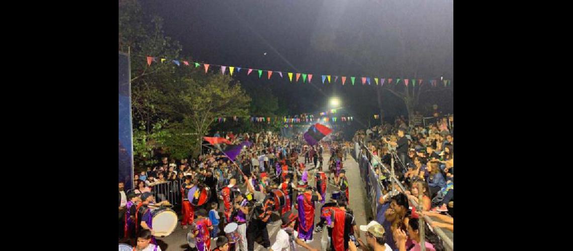 Maacutes de 35 murgas hicieron bailar a miles de vecinos en el Carnaval de Lomas
