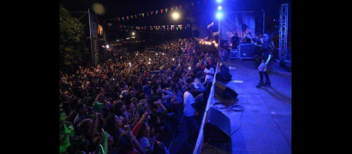 Maacutes de 35 murgas hicieron bailar a miles de vecinos en el Carnaval de Lomas