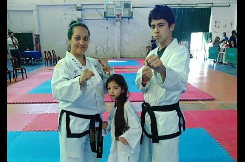 Valeria con sus hijos trabaja para difundir el taekwondo en los barrios